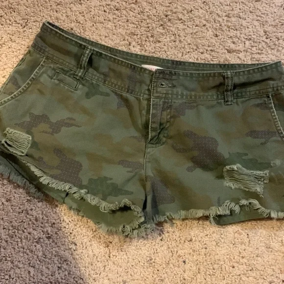🎈Women’s (junior) distressed Mossimo Camo Shorts - Picture 2 of 5